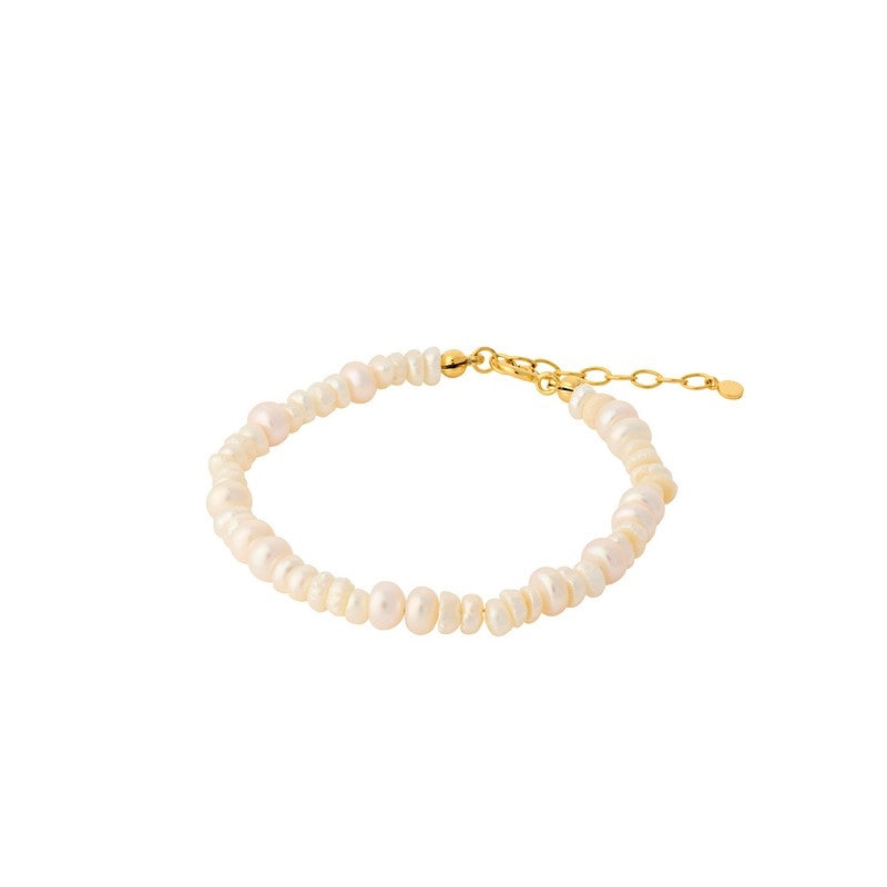 Liberty armbånd i 18 karat forgyldt sølv med hvide perler fra Pernille Corydon, 16–19 cm.